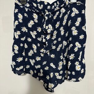 American Eagle Floral Navy Shorts with Daisies S